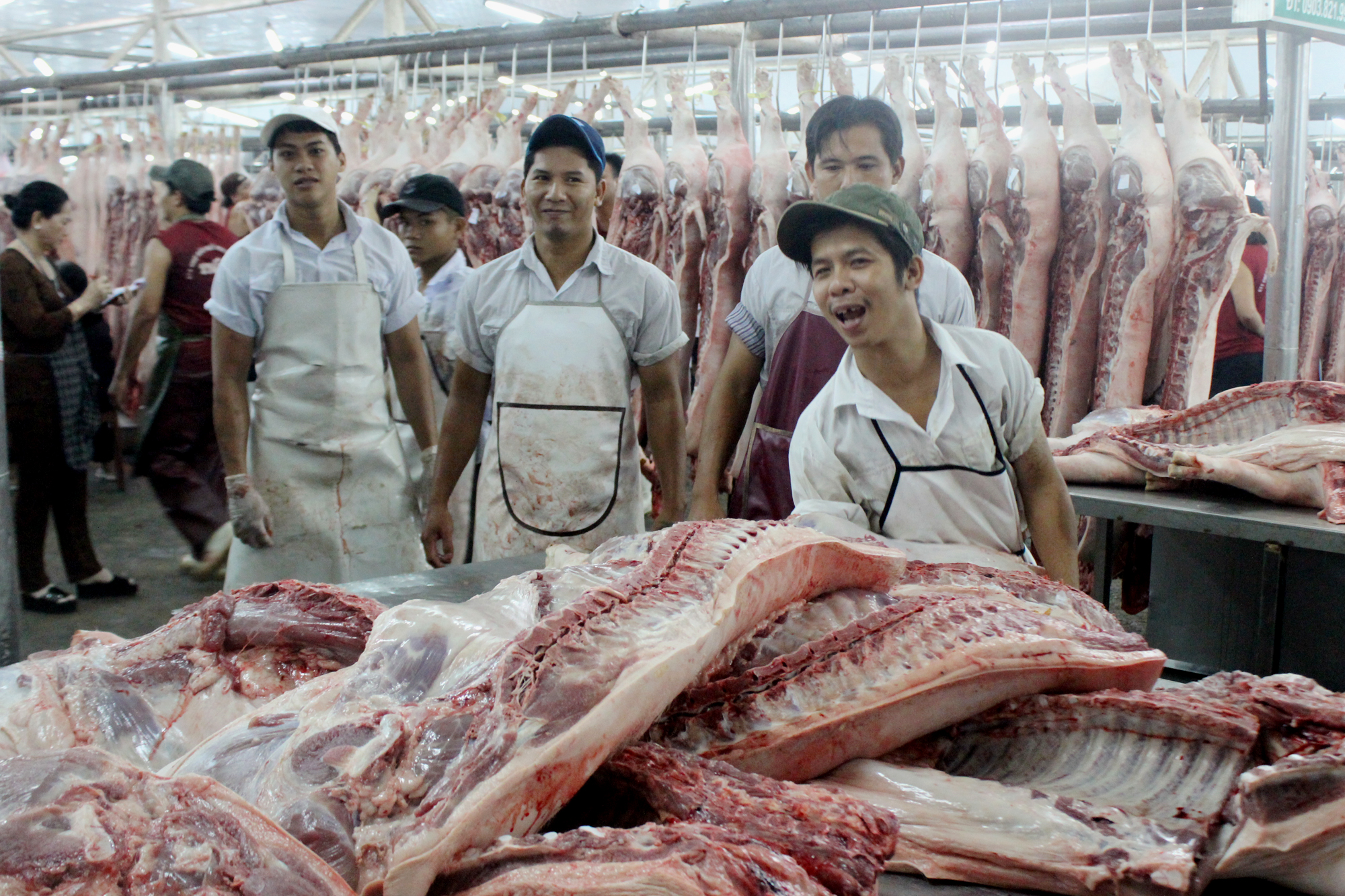 Giá heo hơi 26/4: 788 công ty bán thịt lợn vào Việt Nam, giá 