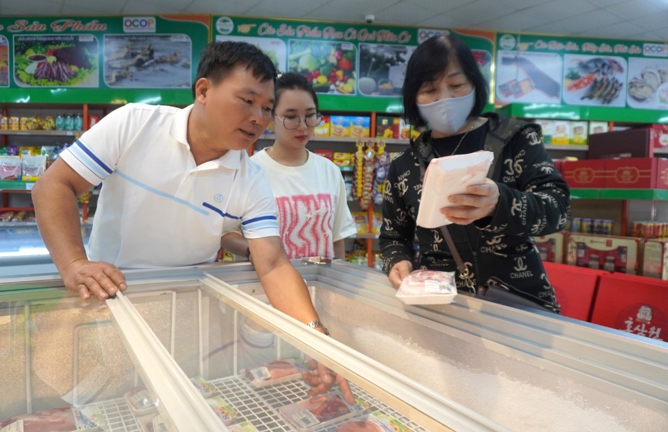 Nuôi lợn kiểu mới của anh Nông dân Việt Nam xuất sắc ở Tuyên Quang, mở 2 cửa hàng thịt đắt khách mua