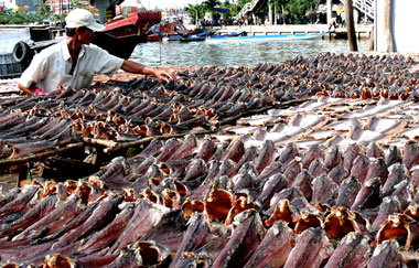 Hàng độc dịp Tết: Khô cá lóc, tỏi một nhánh hút khách